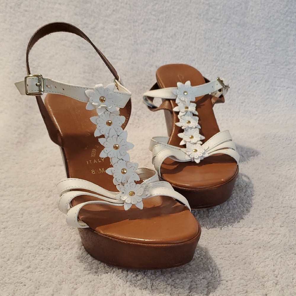 |Comtesa| Elegant White Floral Wedges Made In Italy Sz 8.5 (903)